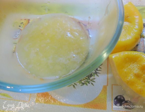 Лимон выньте, отправьте сразу под холодную воду. Разрежьте на половину и выжмите сок с мякотью, косточки выньте, шкурку не выбрасывайте. В горячий лимонный сок всыпьте 0,5 стакана сахара и размешайте до растворения.