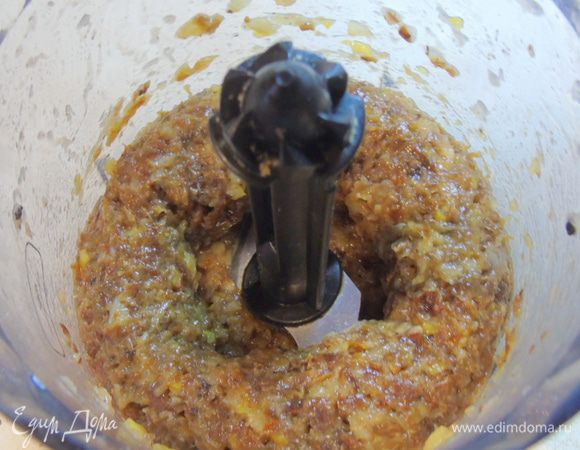 С набухшего изюма слейте воду и вместе с лимонной кожурой перебейте в блендере.