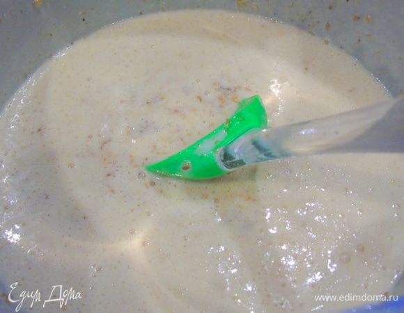 Затем вмешайте перебитый изюм с лимонной кожурой.