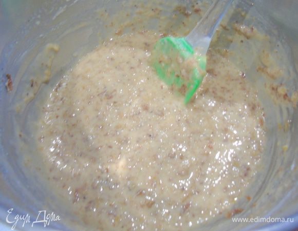 Добавьте в тесто и размешайте. Вылейте тесто в смазанную маслом форму и отправьте выпекаться в разогретую до 180°С духовку на 30 минут.