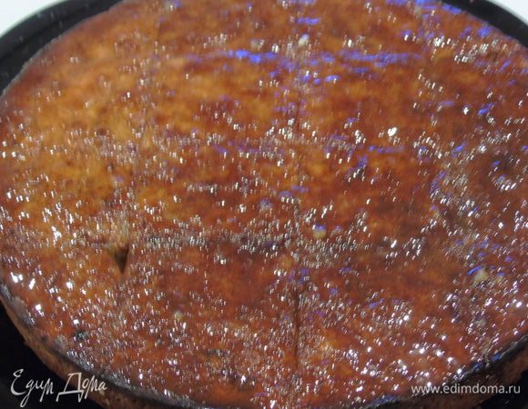 Оставьте пирог в форе на 10 минут, затем достаньте надрежьте на квадраты и залейте лимонной заливкой,  дайте пару часов пропитаться.