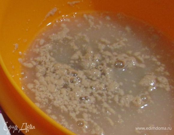 В теплой воде соединить сахар, соль и сухие дрожжи.