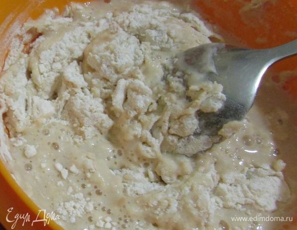 Добавить 1 стакан муки. Все перемешать. Оставить на 20 минут, пока опара поднимется. 