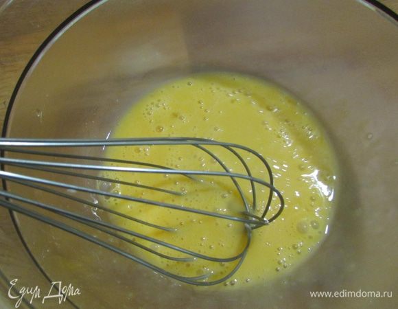 В отдельную большую миску разбить яйцо и слегка его взбить.