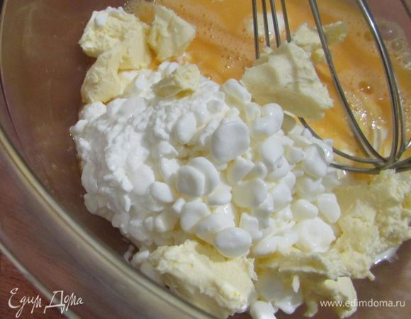 Затем положить размягченное сливочное масло и творог (лишнюю жидкость слить). Хорошо перемешать.