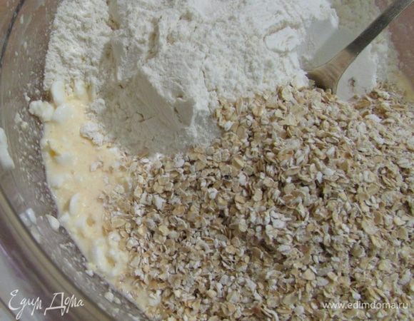 Добавить оставшуюся муку (может быть, понадобится чуть больше муки), всыпать хлопья.