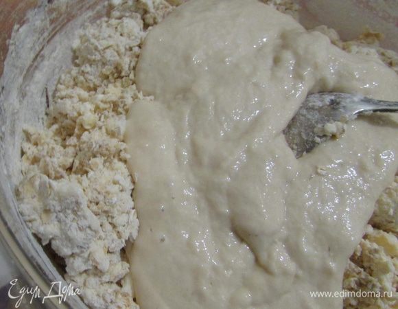 Влить подошедшую опару и замесить тесто.