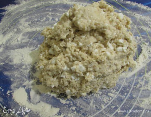 Выложить тесто на рабочую поверхность, припыленную мукой. Вымешивать тесто около 10 минут.