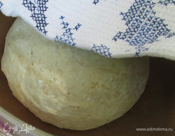 Тесто скатать в шар и выложить в миску, накрыть салфеткой и дать расстояться, около 1 часа.