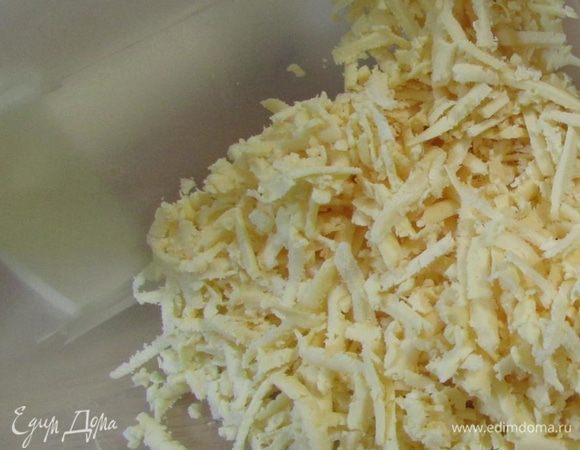 Этим временем натереть сыр на крупной терке.
