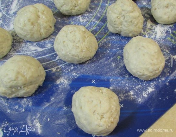 Когда тесто увеличится вдвое, обмять его и разделить на 12 — 16 кусочков (у меня 12 по 72 г).