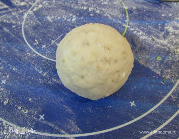 Скатать в шар. Таким образом подготовить все кусочки.