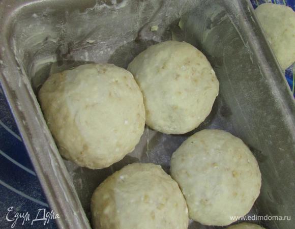 Выложить в смазанную маслом форму для выпечки половину шариков.