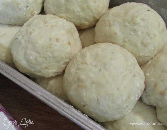 Сверху уложить вторую половину шариков в шахматном порядке. Накрыть полотенцем и оставить на расстойку, примерно на 15 — 20 минут.