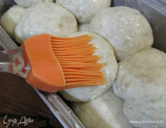 Затем сбрызнуть хлеб водой.