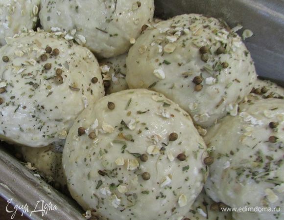 Посыпать сухими травками (у меня прованские и кориандр) и овсяными хлопьями. Поставить в разогретую духовку до 190°С. Выпекать 35 — 40 минут. Готовность проверить лучинкой, она должна выходить из буханки сухой. Хлеб извлечь из духовки и дать слегка остыть. Вынуть из формы и дать полностью остыть на решетке.