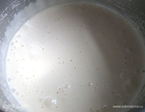 Взбить яйца с сахаром  в крепкую пену. Лимон помыть, натереть цедру на мелкой терке. Выдавить сок лимона.