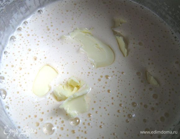 К яичной смеси добавить размягченное сливочное масло, затем молоко, щепотку соли. Взбить  миксером до однородной массы. 