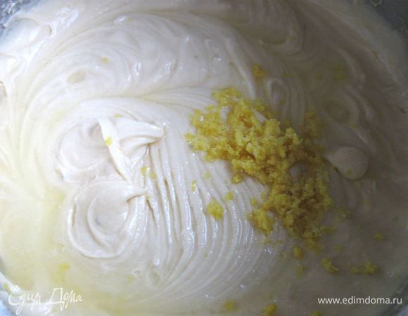 Добавить сок лимона и цедру.