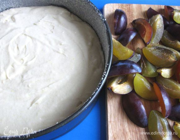 Духовку разогреть до 180°С. Сливы вымыть, разрезать на половинки, вынуть косточки, затем порезать на четвертинки. Форму (дно и борта) смазать сливочным маслом, обсыпать сухарями.  Излишки сухарей удалить, слегка постучав по бортику формы. Влить тесто.