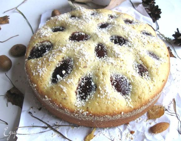 Когда пирог остынет до теплого состояния, обсыпать измельченным миндалем, смешанным с сахарной пудрой (здесь измельченные  миндальные лепестки).