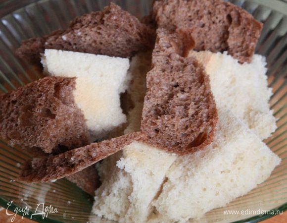 Хлеб освобождаем от корочек и заливаем водой. Молоком хлеб для котлет заливать не рекомендуют, так как молоко придает мясу жесткость, а нам это не нужно.