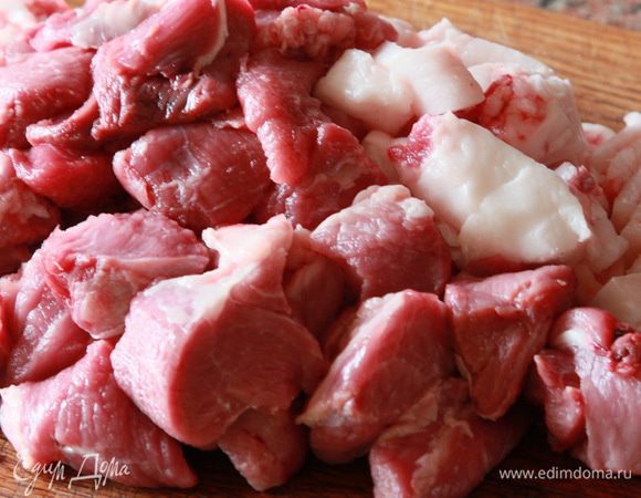 Подготавливаем мясо и сало.