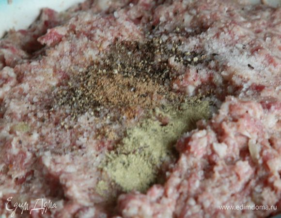 Пропускаем мясо и лук через мясорубку. Кстати, 200 грамм лука — это приблизительно 4 средние луковицы. Затем отжимаем хлеб и тоже пропускаем через мясорубку. Воду не выливаем. Хорошо вымешиваем и отбиваем фарш. Если он получился густоватым и плотным, добавляем потихоньку «хлебную» воду до получения нужной консистенции. Следите, чтобы фарш не получился слишком жидким, иначе котлеты развалятся.  Хорошо вымешали и отбили фарш, добавляем специи. В фарш я добавляю еще немного молотой кинзы, в ингредиентах найти не смогла.