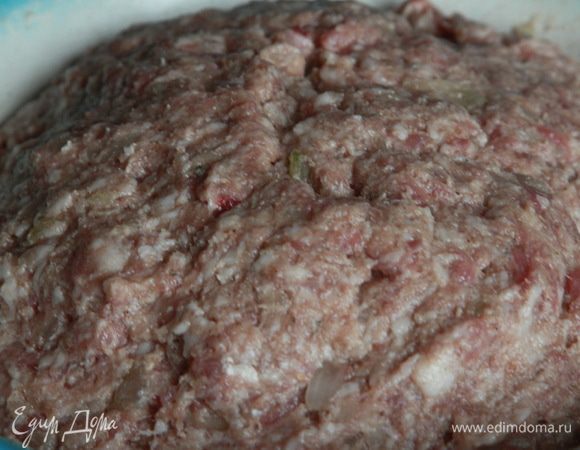 После этого еще раз хорошо вымешиваем и оставляем фарш отдохнуть минут 20 — 30.