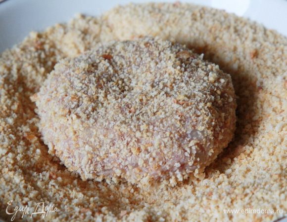Затем формируем котлетки, обваливаем щедро в панировочных сухарях (я делаю сама) и обжариваем с двух сторон до румяной корочки.