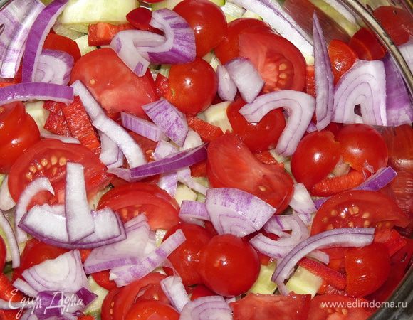 Овощи нарезаем крупными кусочками, перец — соломкой, лук — полукольцами.