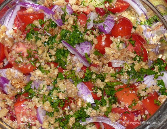 Перемешиваем все ингредиенты, добавляем зелень, заправляем ореховой смесью и даем настояться минут 10, чтобы салат пустил сок.