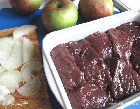 Печень освободить от пленок, нарезать  на куски (толщиной 2 см). Лук очистить, нарезать  тонкими полукольцами. 
