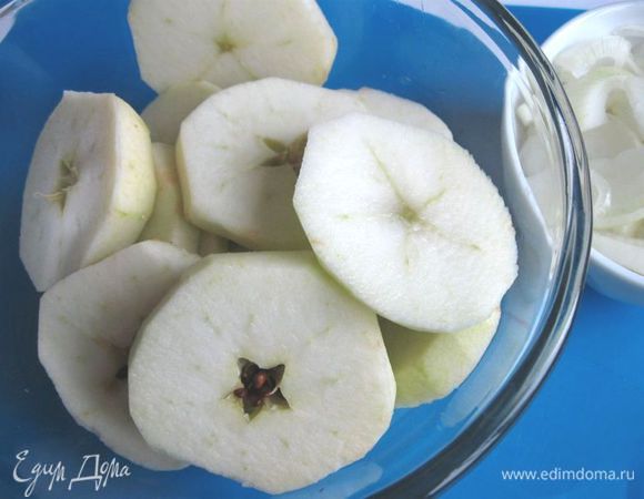 Яблоки очистить, нарезать дисками средней толщины.