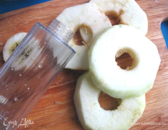 Вырезать у яблок серединку с семенной частью. Для этого можно воспользоваться любым удобным кухонным предметом круглой формы. Кофейной чашкой подравнять  края яблочных дисков  под одинаковый формат.
Включить 2 конфорки на варочной поверхности, поставить на них сковороды. Включить духовку на 150°С. Она должна прогреться. Через 5 — 6 минут духовку выключить.