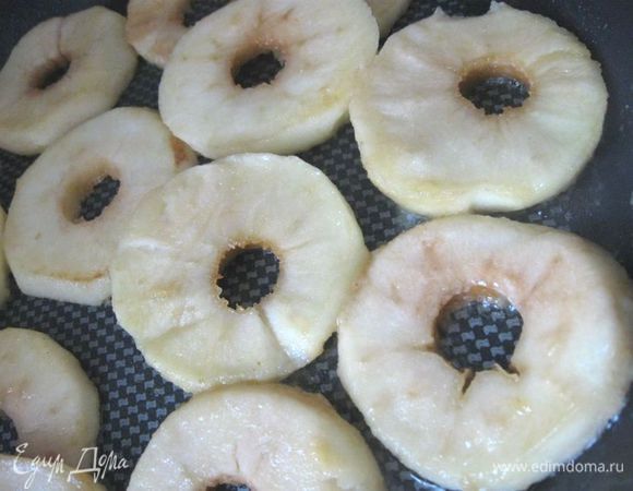 На одной сковороде распустить сливочное масло (25 грамм), положить кусочки печени, посолить, поперчить, обжарить по 3 минуты с каждой стороны.
На другой сковороде (поставленной разогреваться одновременно с первой) в распущенном масле (20 грамм) обжарить на небольшом огне яблоки до мягкого состояния примерно столько же времени, сколько готовится печень. Яблочные диски кладутся на сковороду в один слой. Через некоторое время яблоки нужно аккуратно перевернуть лопаткой.

