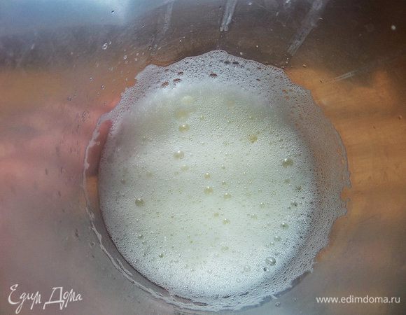 Отделить от двух яиц белки от желтков, белки взбить в пену.