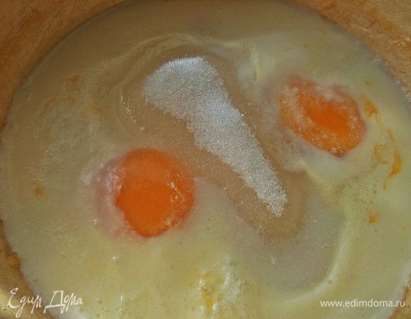 Соединить одно яйцо, 2 желтка, стакан молока и сахар с ванилью.