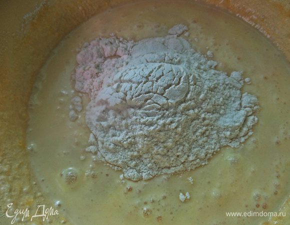 Смешать с просеянной мукой.