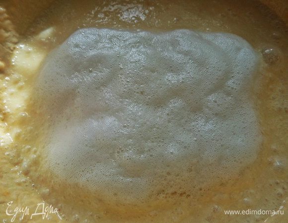 Вводим аккуратно белки взбитые.