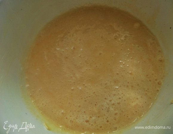 Переливаем в форму керамическую наполовину. Перед этим смазываем маслом.