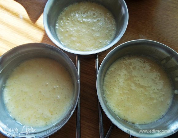 Как вариант, можно разлить по кокотницам. Тоже смазать маслом.