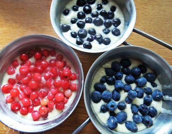 Другую с черникой, третью с брусникой.