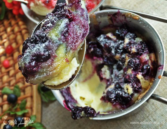 Кушать ложечкой. Так нежно, ела бы и ела :)