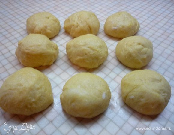 Накрываем чашку с тестом пищевой пленкой и ставим на расстойку на 1 час в теплое место. За это время тесто должно увеличиться вдвое. Тесто достаем и делим на небольшие шарики. Чтобы шарики получились одинаковые, я взвешиваю их на весах.