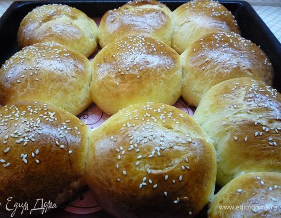 Выпекаем булочки в разогретой духовке при температуре 180°С 25 — 30 минут до румяного цвета.