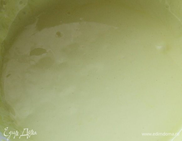 Взбить желтки с оставшимся сахаром до пышной пены.