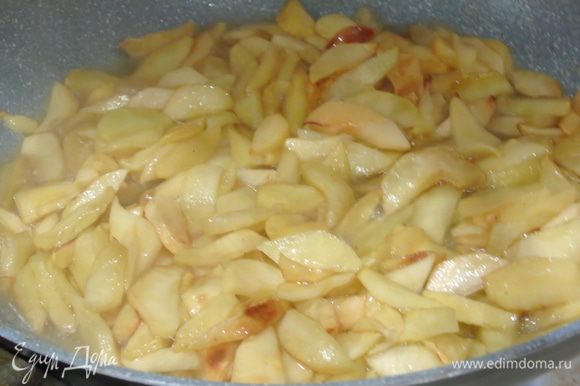 Этим временем яблоки очистите и нарежьте кусочками. В сковороде нагрейте сливочное масло, добавьте яблоки, всыпьте сахар, добавьте корицу и гвоздику. Дайте яблокам карамелизироваться. Готовьте примерно 10 — 15 минут.