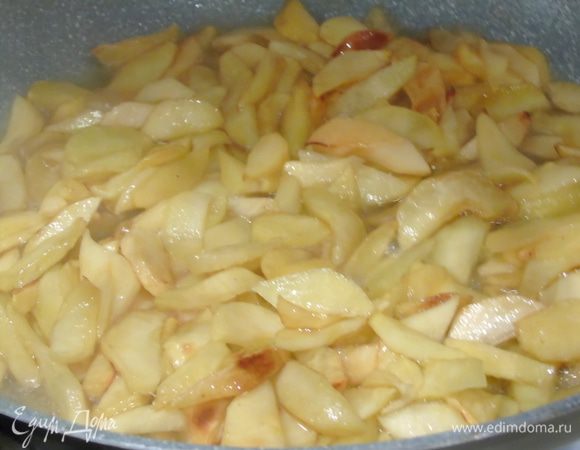 Этим временем яблоки очистите и нарежьте кусочками. В сковороде нагрейте сливочное масло, добавьте яблоки, всыпьте сахар, добавьте корицу и гвоздику. Дайте яблокам карамелизироваться. Готовьте примерно 10 — 15 минут.