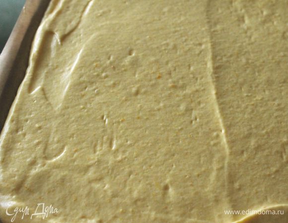 Вылить тесто на подготовленный противень, разровнять лопаткой или шпателем и поставить в разогретую до 180°С духовку примерно на 20 мин. Здесь нужно ориентироваться по своей духовке. Проверять, как обычно, деревянной палочкой.
Готовый бисквит остудить, затем разрезать на три одинаковые продольные широкие полоски (ширина примерно 10 см).